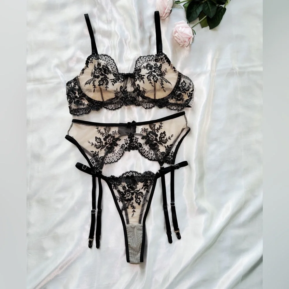 Black Lace Lingerie Set - Picture 5 of 9